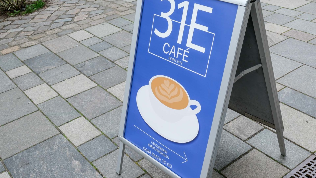 31E Café ligger i en baggård.