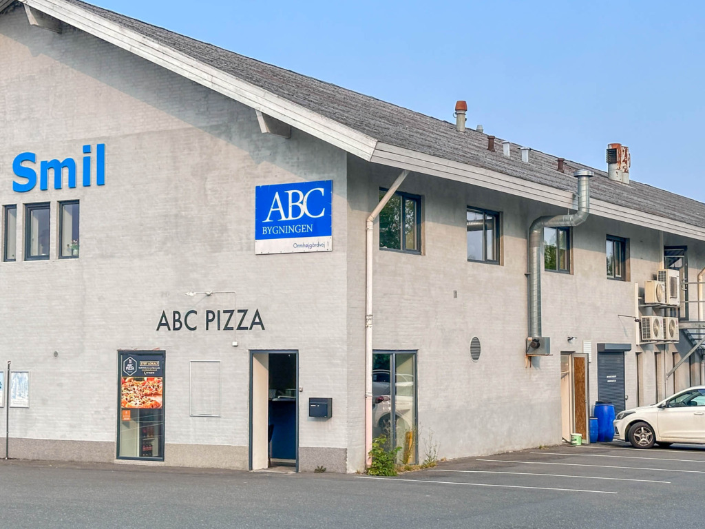 ABC Pizza har parkeringspladser foran døren, så det er let at afhente mad.