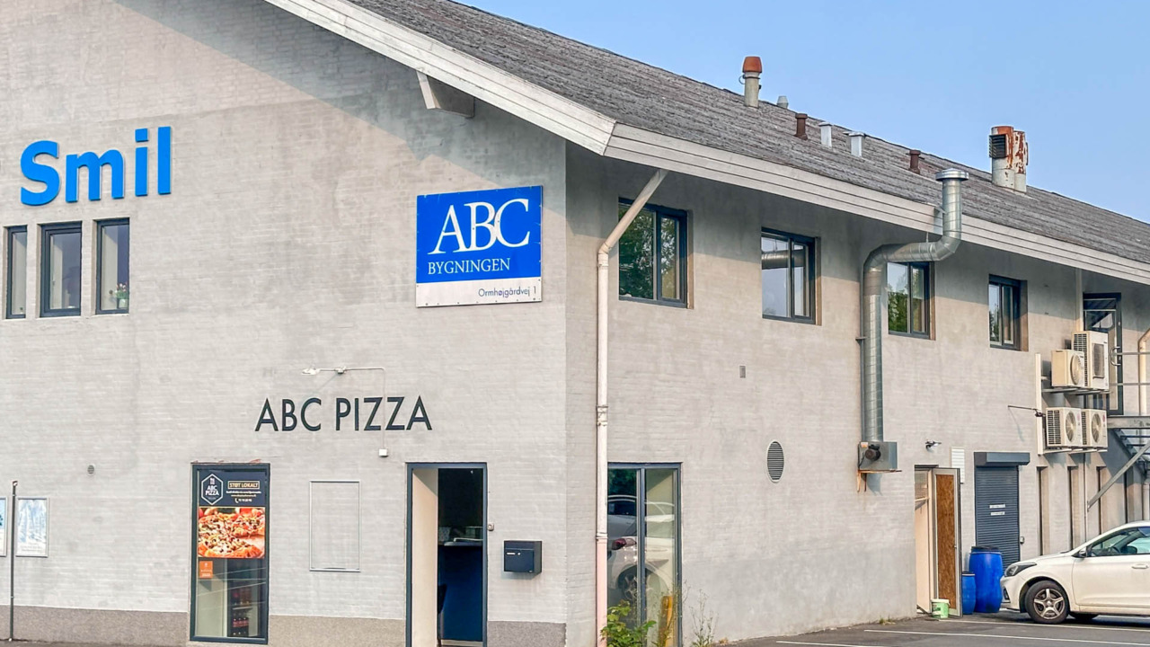 ABC Pizza har parkeringspladser foran døren, så det er let at afhente mad.