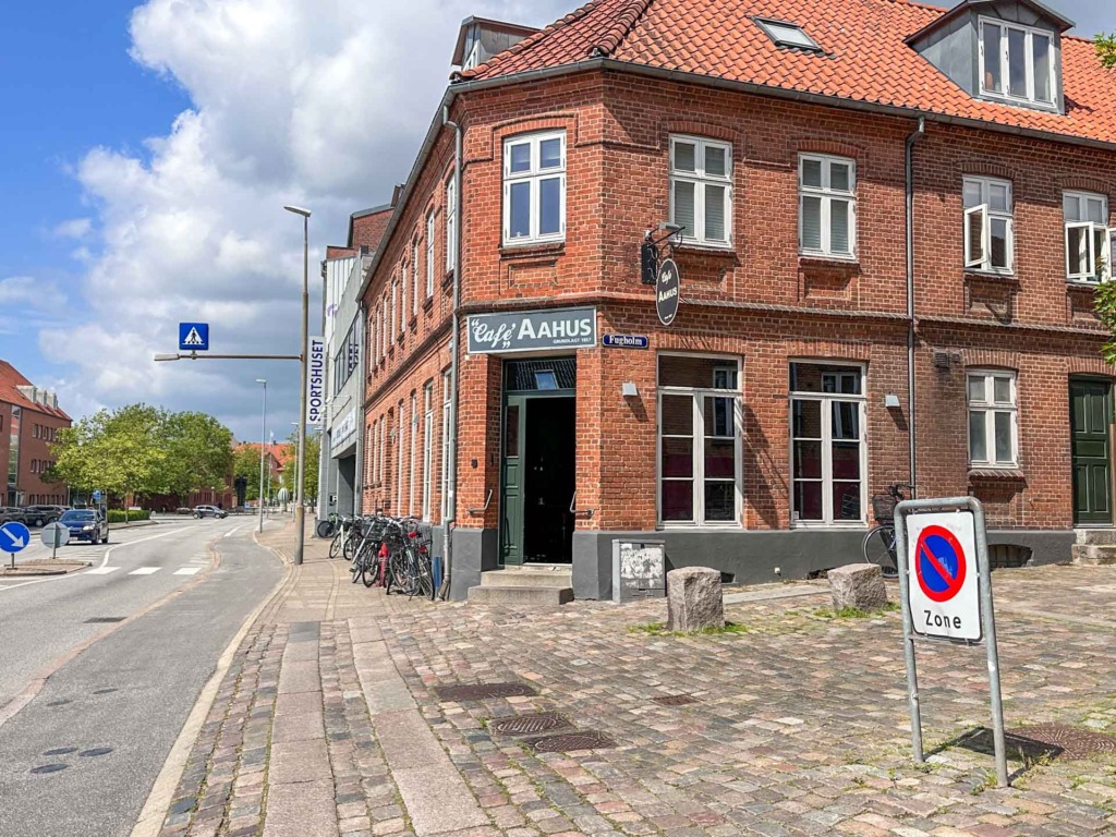 Café Aahus ligger på hjørnet af Fugholm og Åboulevarden.