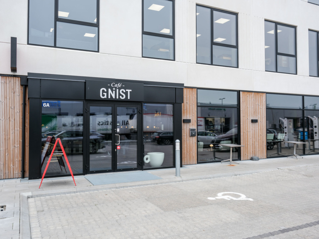 Café Gnist ligger i et transportcenter ved E45.