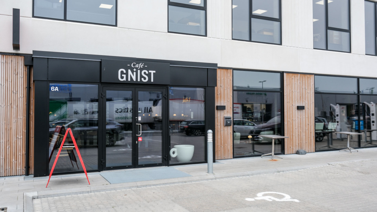 Café Gnist ligger i et transportcenter ved E45.