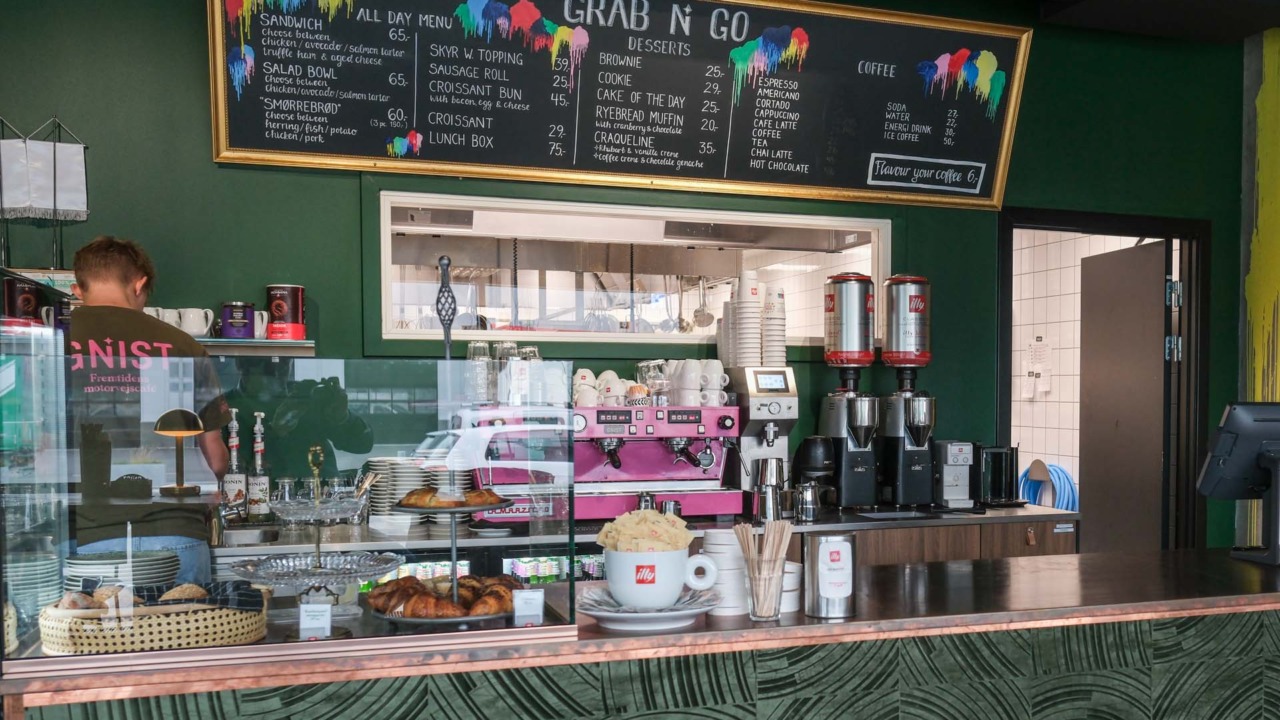 Menukortet hos Café Gnist. Der er takeaway samt a la carte.
