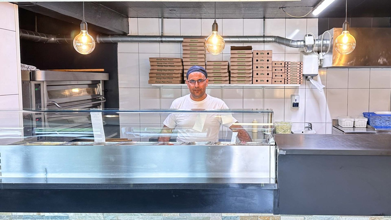 Betjeningen er klar til at tage imod hos Dagnæs Pizza