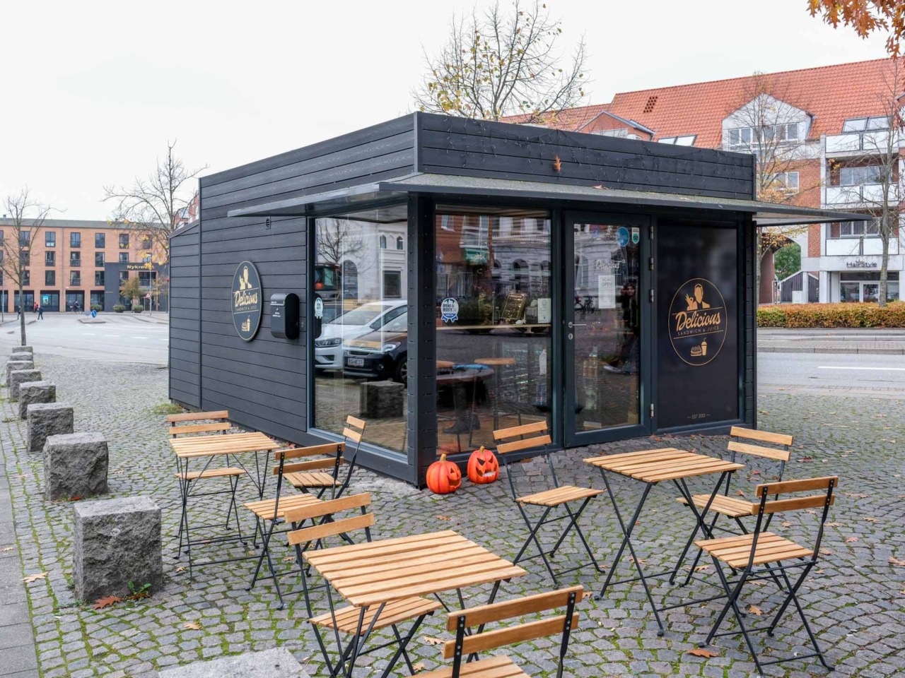 Man kan sidde udenfor hos Simply Delicious i Horsens.