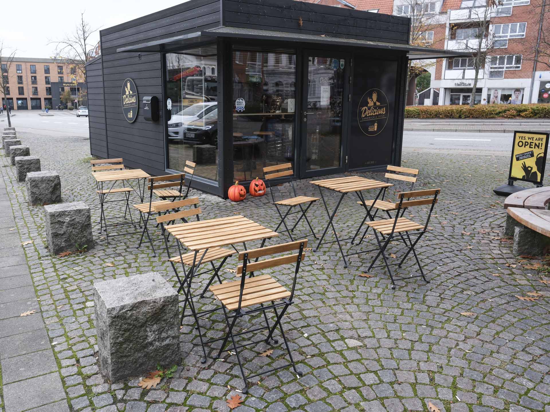 Delicious i Horsens var mest en takeaway, men der var flere siddepladser udenfor. 