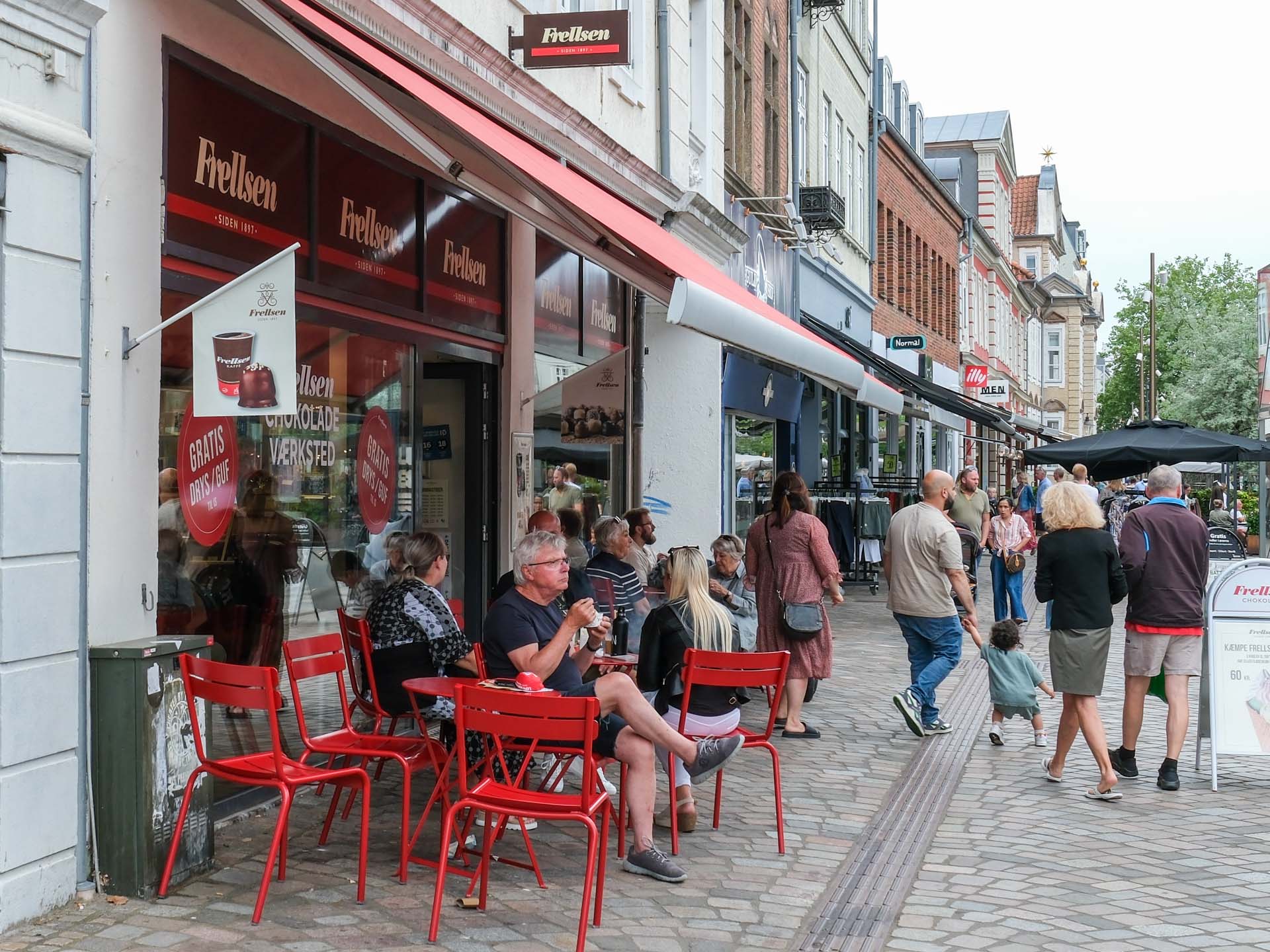 Når vejret er godt, tager mange plads foran Frellsen Horsens.