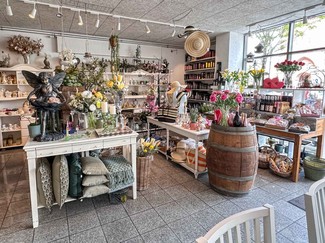 Heart & Soul har masser af brugskunst og kunstige blomster til salg i caféen.