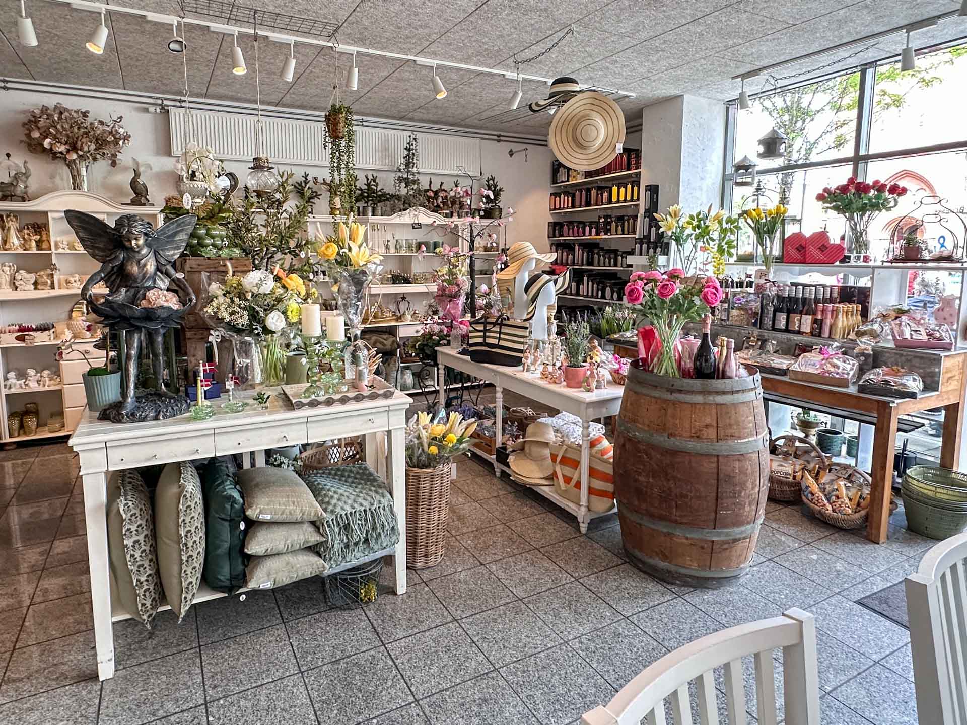 Heart & Soul har masser af brugskunst og kunstige blomster til salg i caféen.