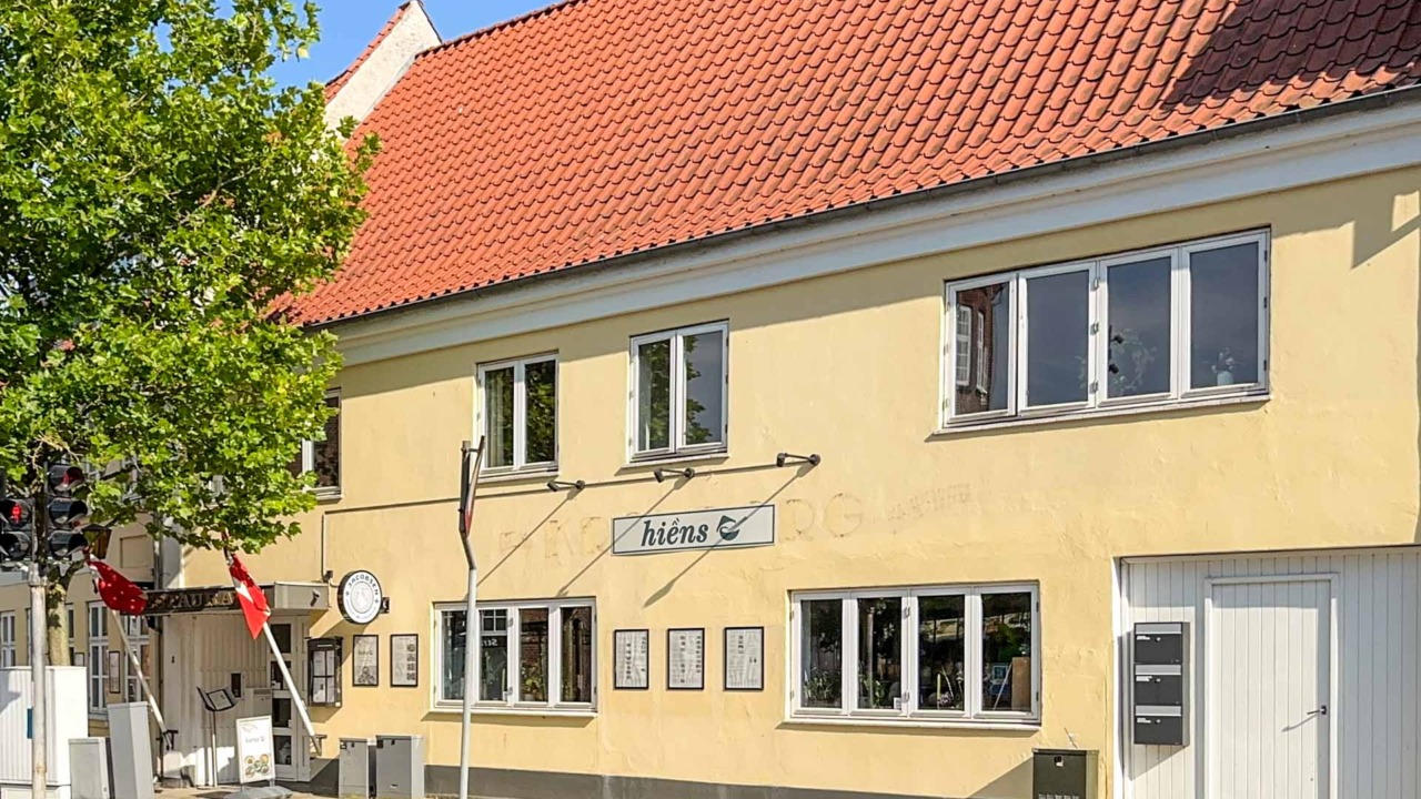 Hiens set udefra.