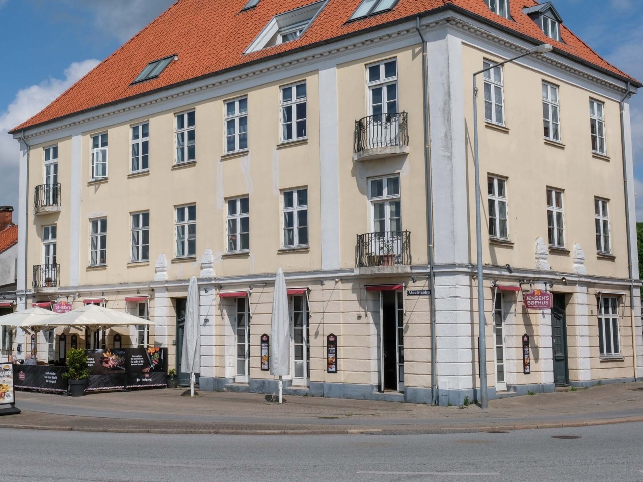 Jensens Bøfhus Horsens er en stor restaurant.