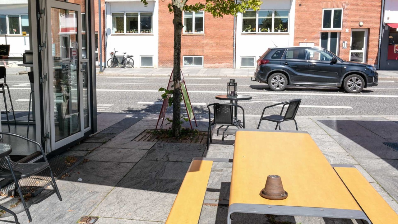 Tag plads udenfor Kaffevognen og nyd mad og drikke.