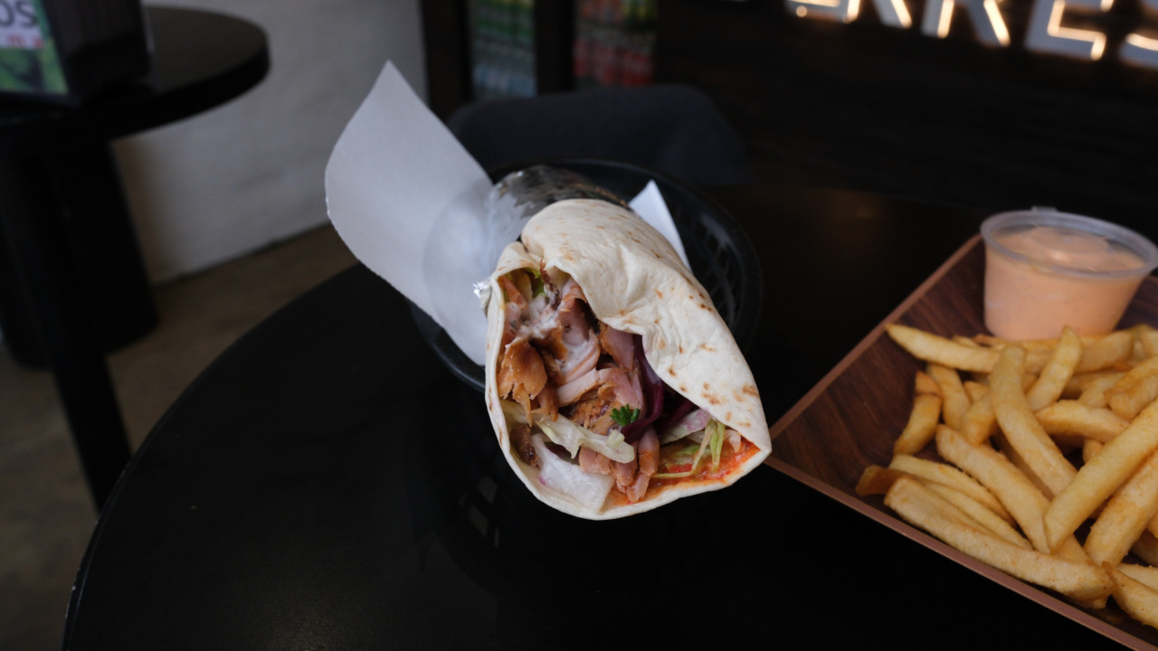 God shawarma hos Krestos Shawarma.