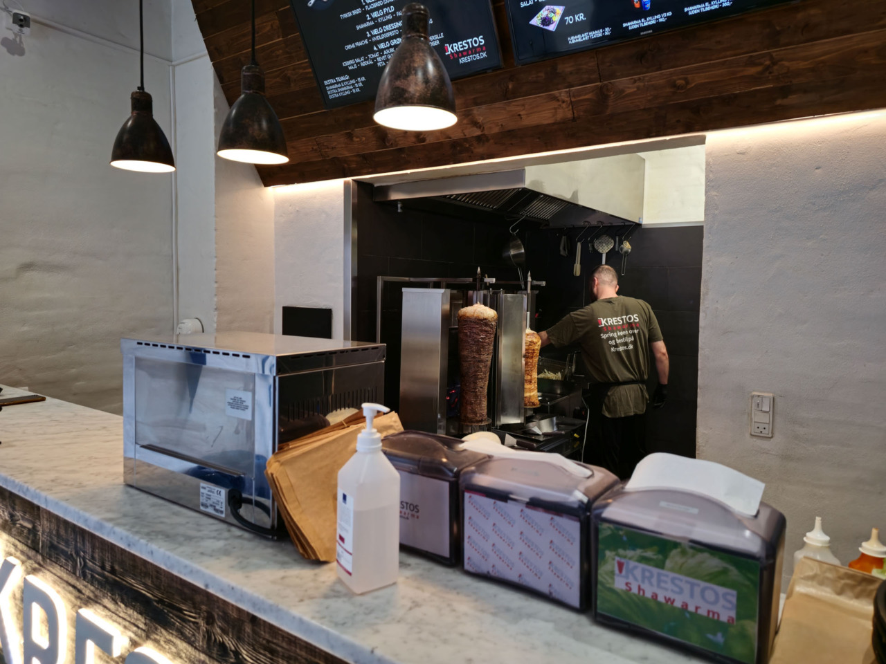 Betjeningen hos Krestos Shawarma er ambitiøse.