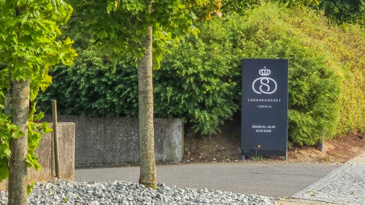 Indkørslen til Lagkagehuset Lokesalle Horsens.