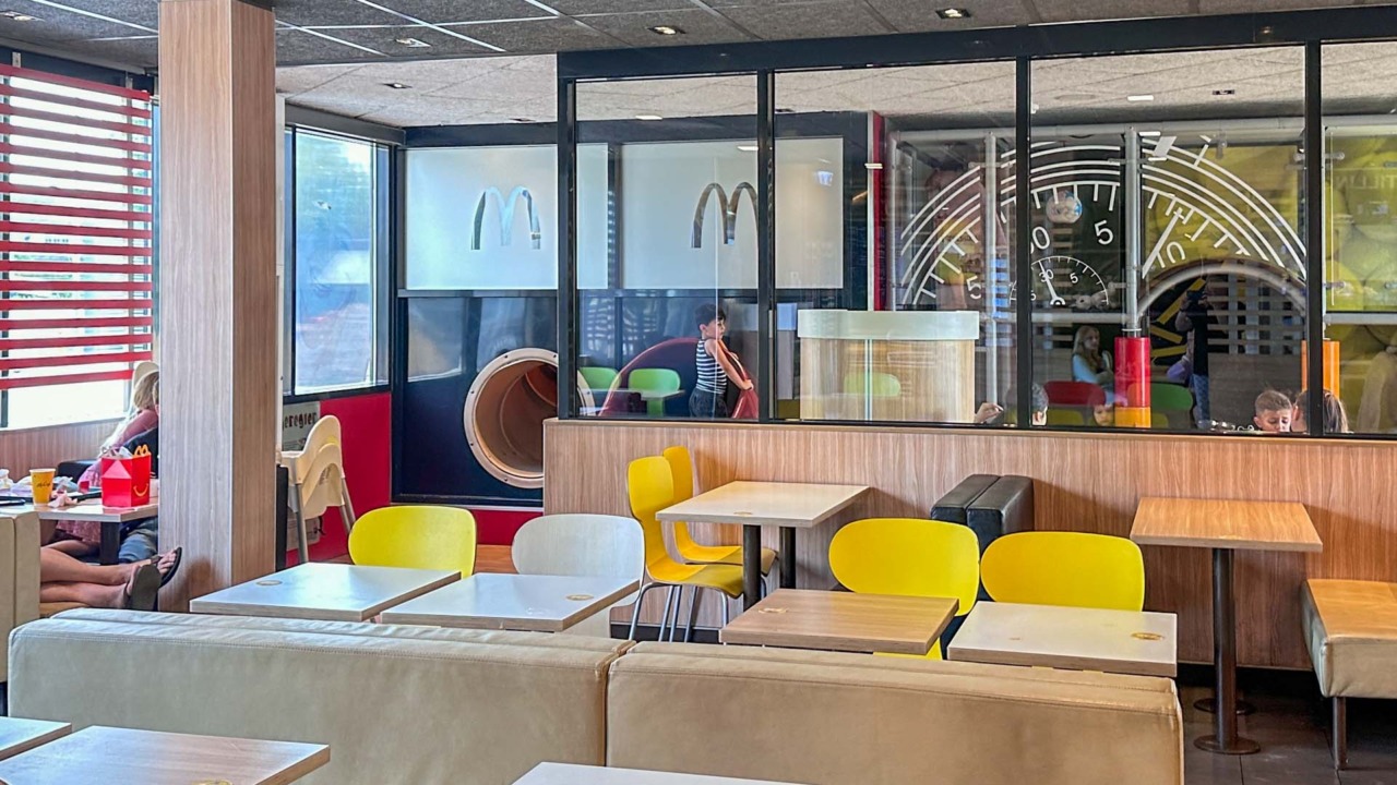 Bag et glasparti er der legeområde hos McD Vejlevej i Horsens.