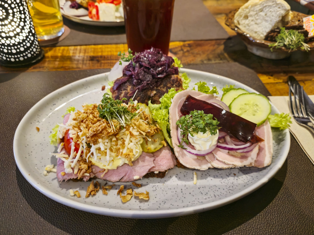 Tre stykker smørrebrød hos Morzybitten.