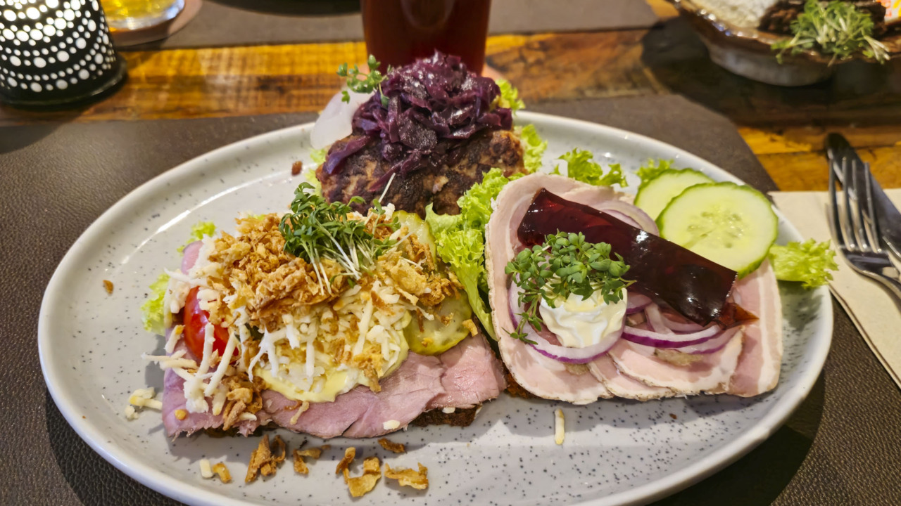 Tre stykker smørrebrød hos Morzybitten.