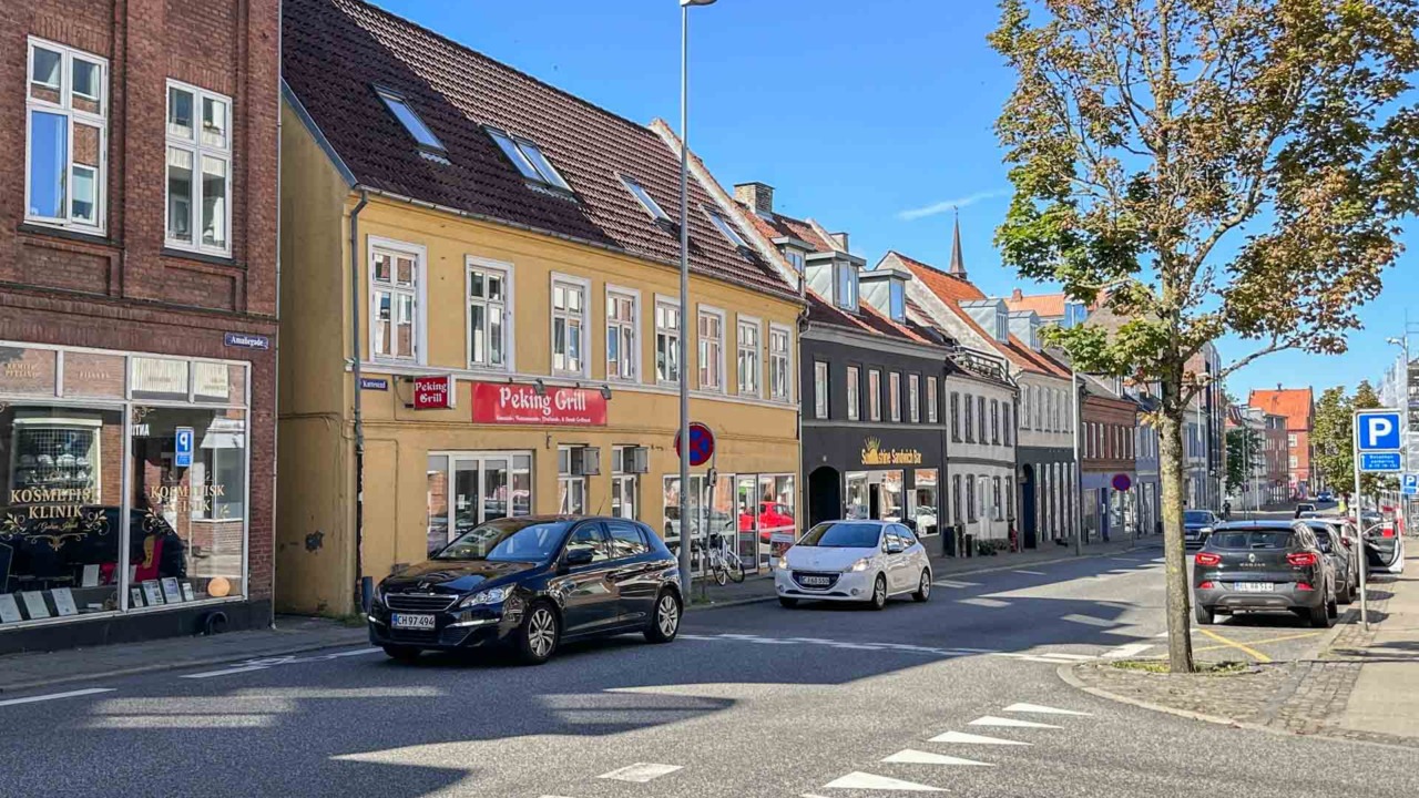 Peking Grill ligger på Kattesund i Horsens.