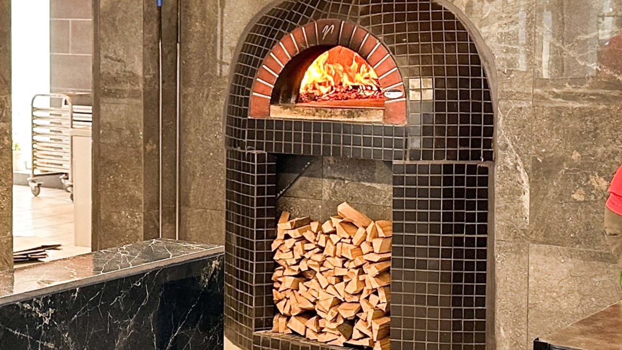 Pronto Stenovns Pizza har brændefyret ovn.