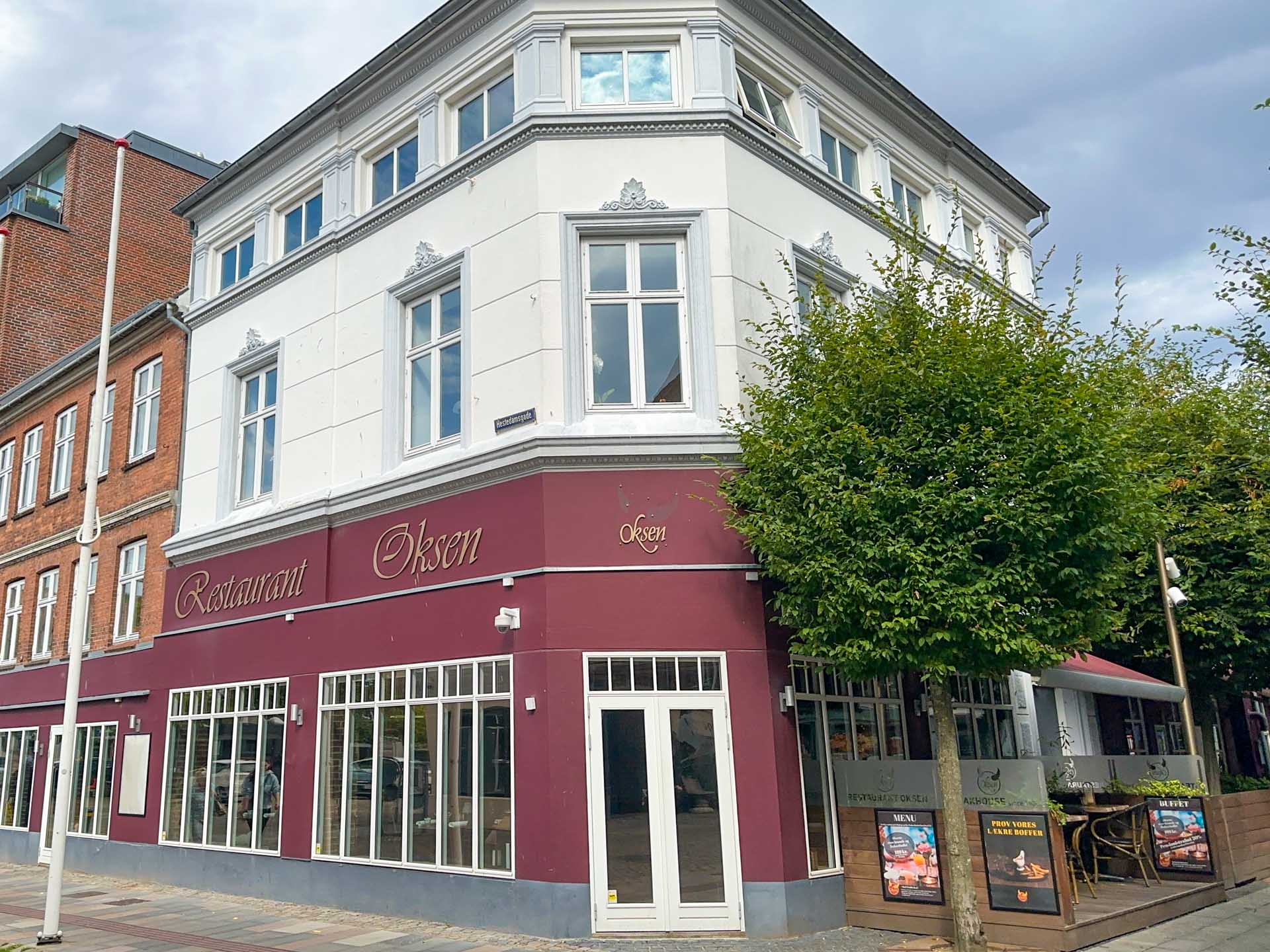 Restaurant Oksen ligger i Grønnegade i Horsens og er en stor restaurant.