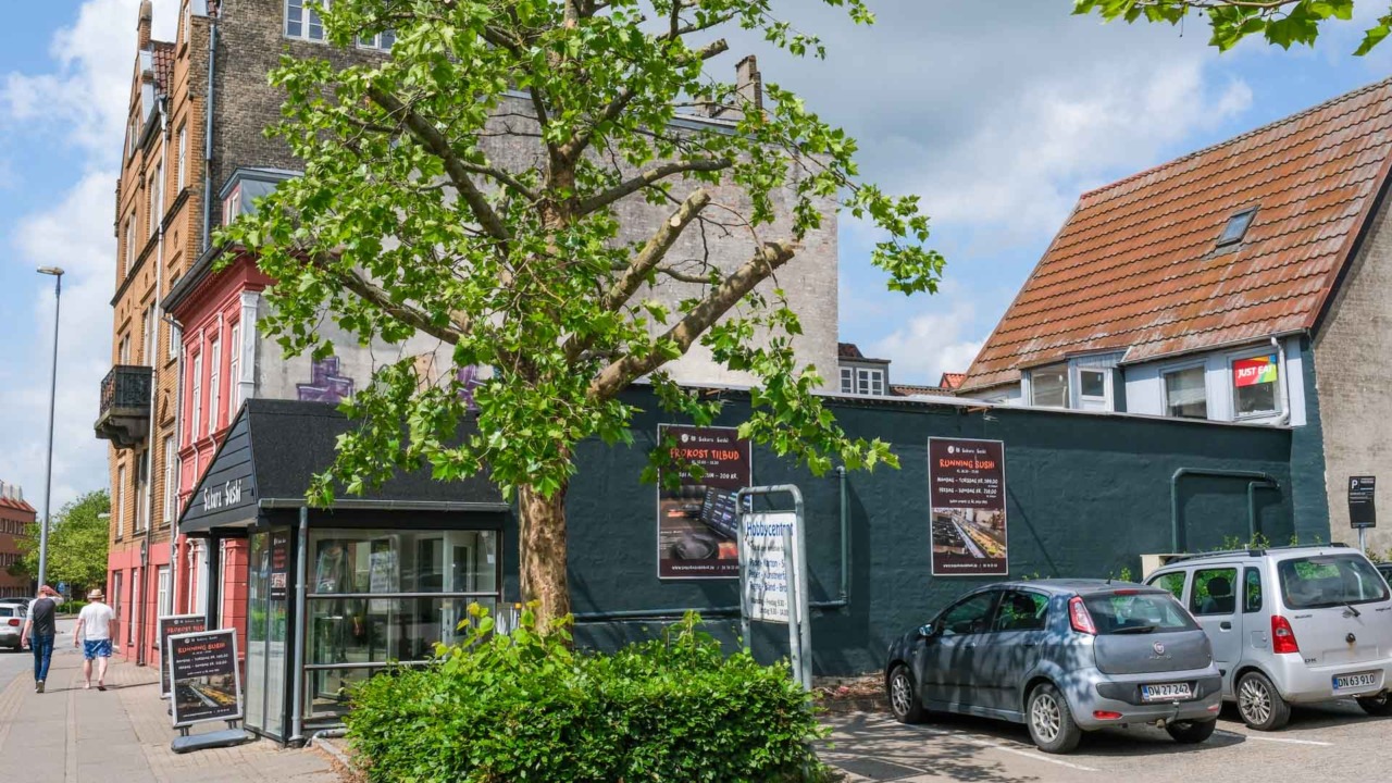 Der er parkering tæt på Sakura Sushi i Horsens.