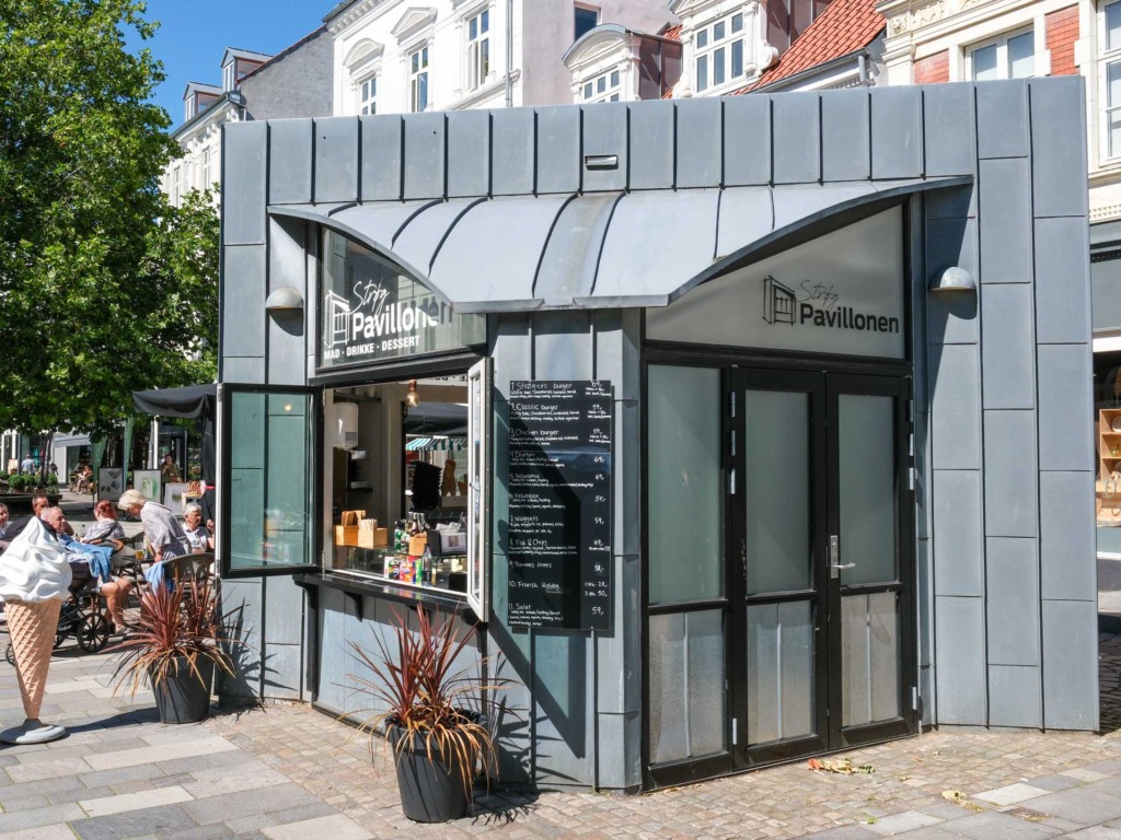 I gågaden i Horsens ligger Strøg Pavillonen og sælger fastfood.