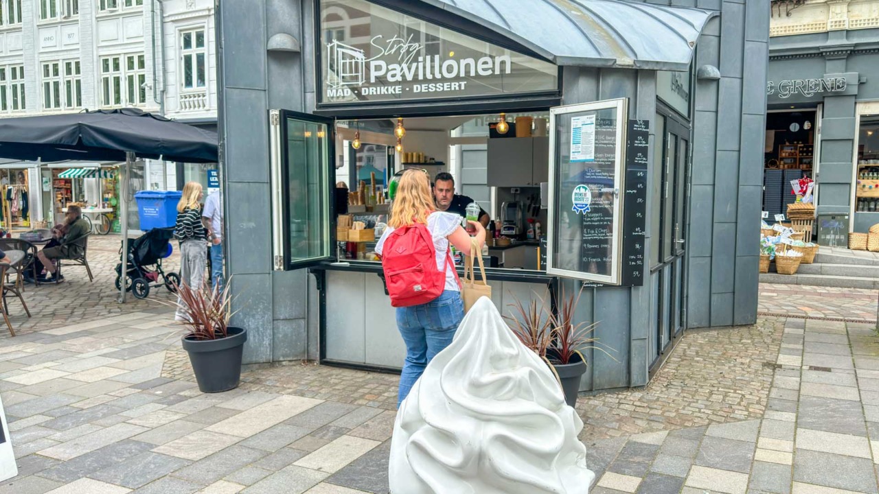 Der er lidt af hvert af mad og drikke hos Strøg Pavillonen i Horsens.