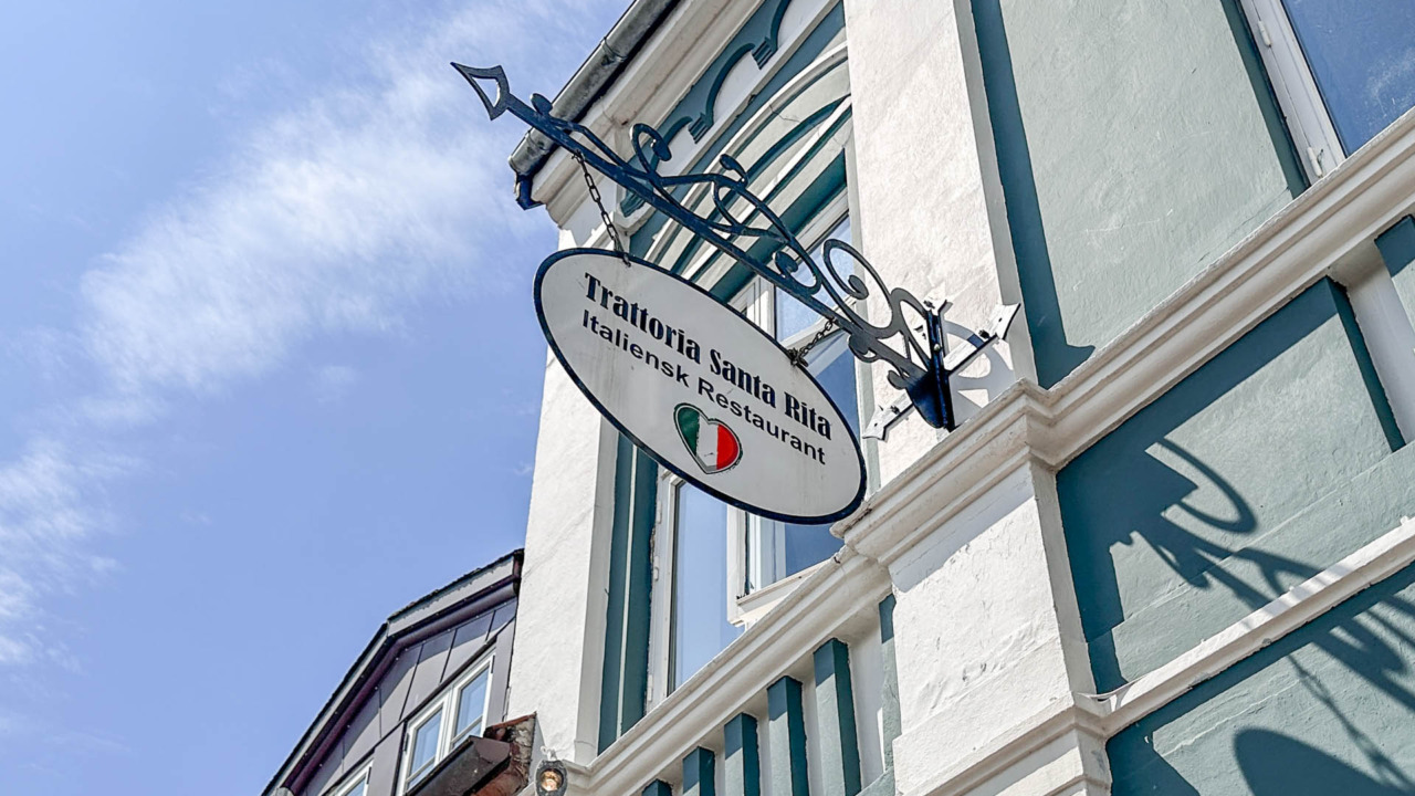 Selv skiltet til Trattoria Santa Rita har charme.