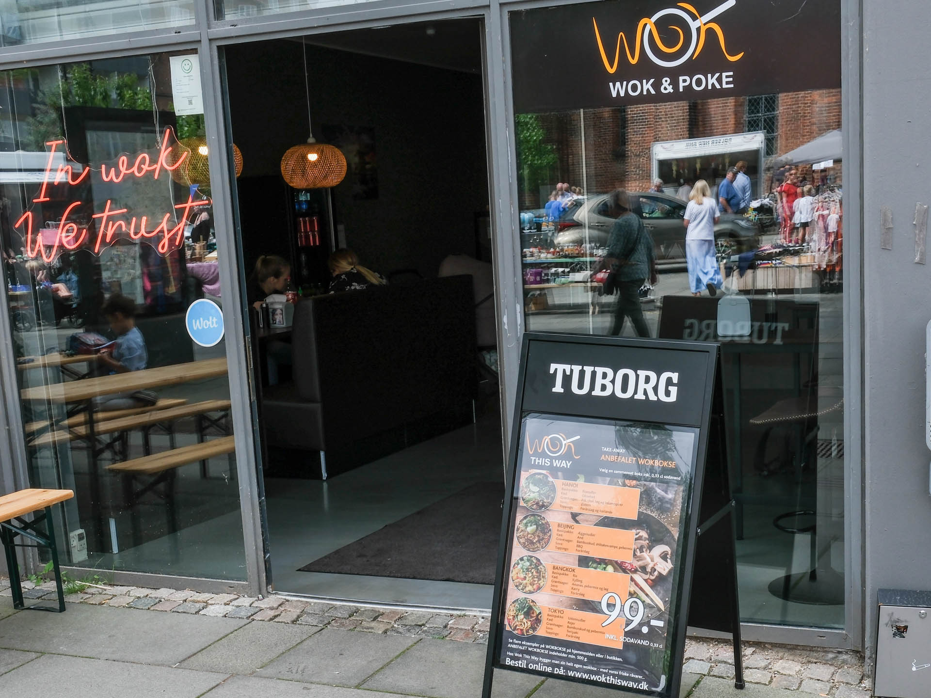Wok This Way Horsens er mest en takeaway men man kan spise på stedet. 