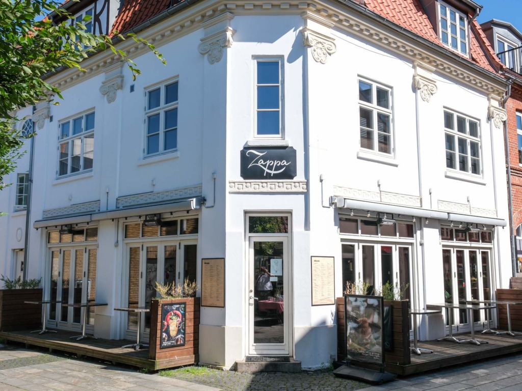 Café Zappa er en hyggelig café med servering inde og ude.