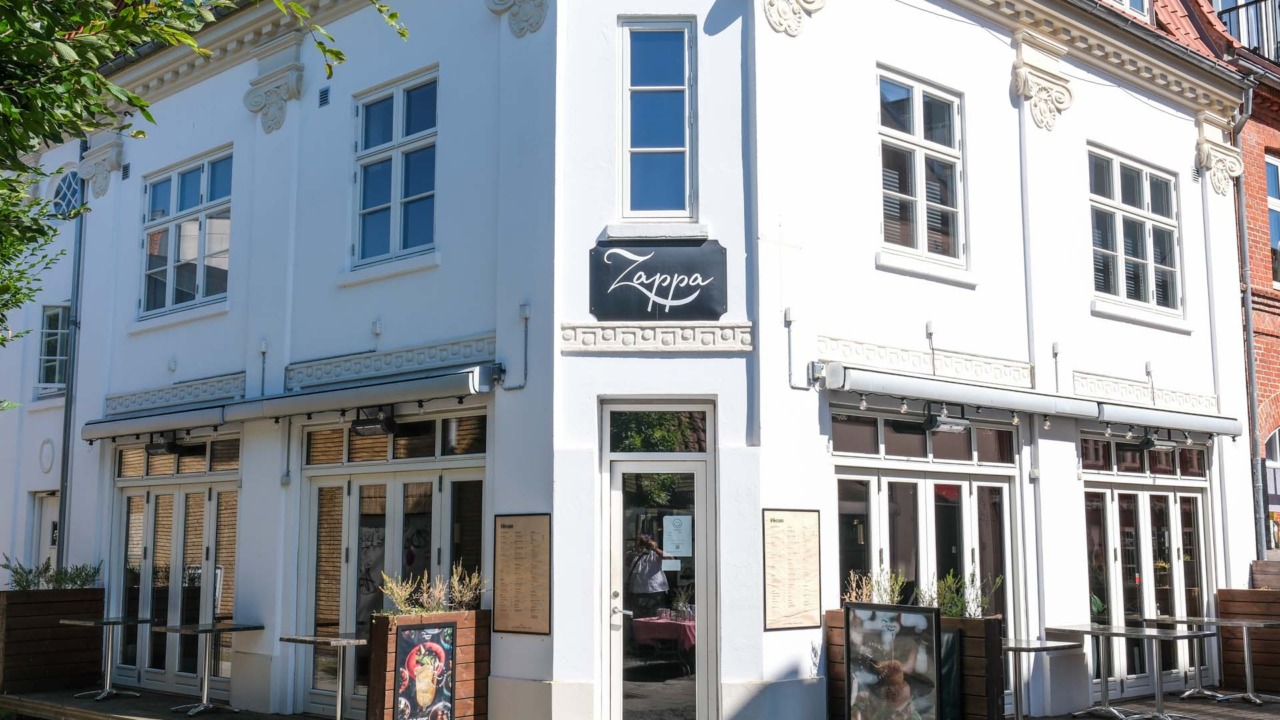 Café Zappa er en hyggelig café med servering inde og ude.