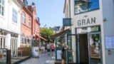 Grønnegade er hyggelig og med flere spisesteder heriblandet Café Gran.