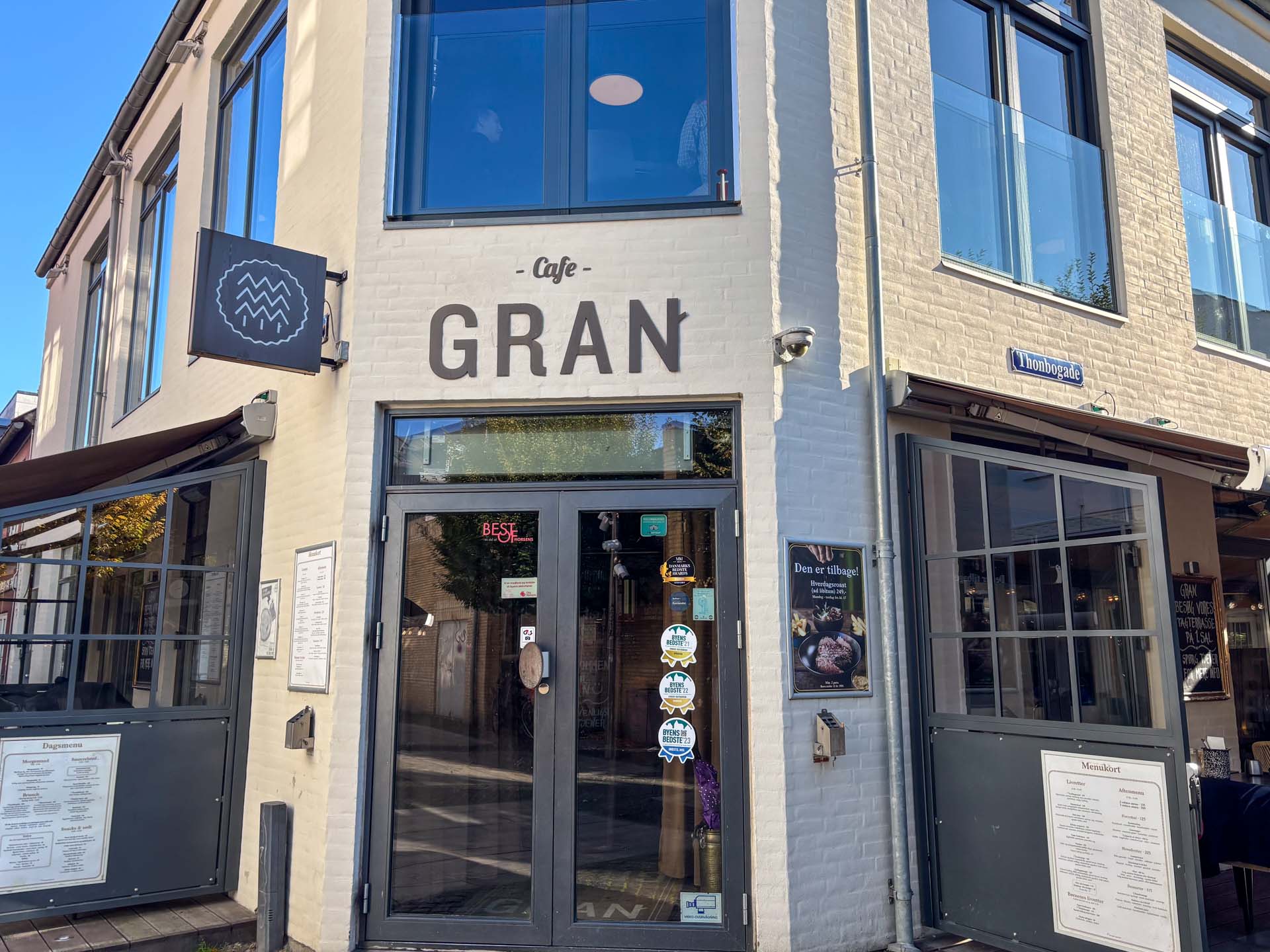 Café Gran ligger på et hjørne i det populære område i Horsens.