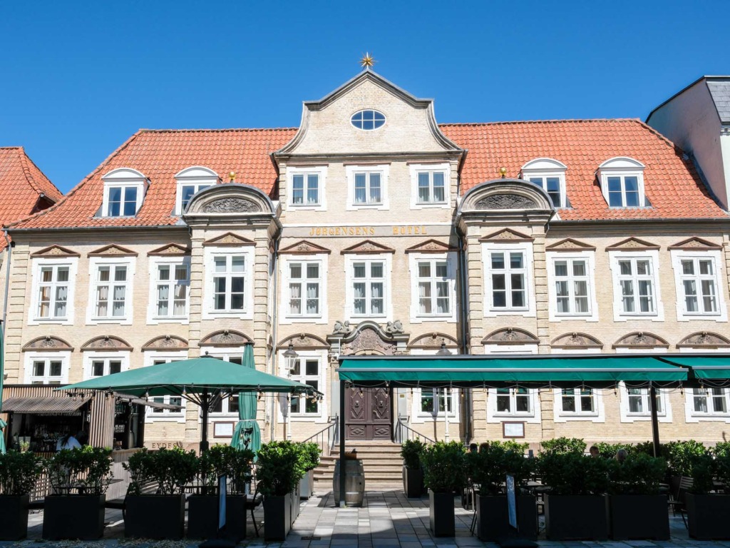 Jørgensens Hotel ligger midt på Gågaden i Horsens og har restaurant Eydes. i kælderen.