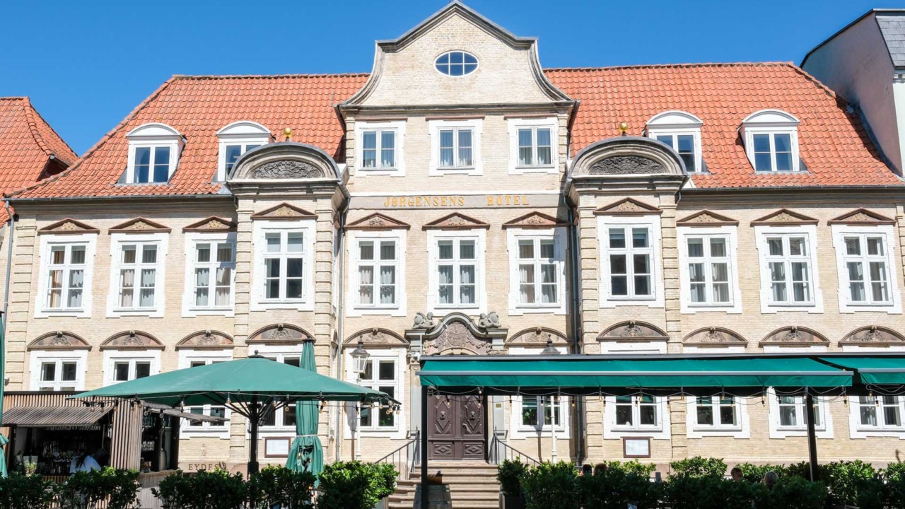 Jørgensens Hotel ligger midt på Gågaden i Horsens og har restaurant Eydes. i kælderen.