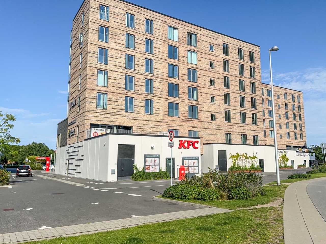 KFC Horsens er en fastfoodkæde med kylling på menuen. I dag ligger Chicken N Chicken på adressen.
