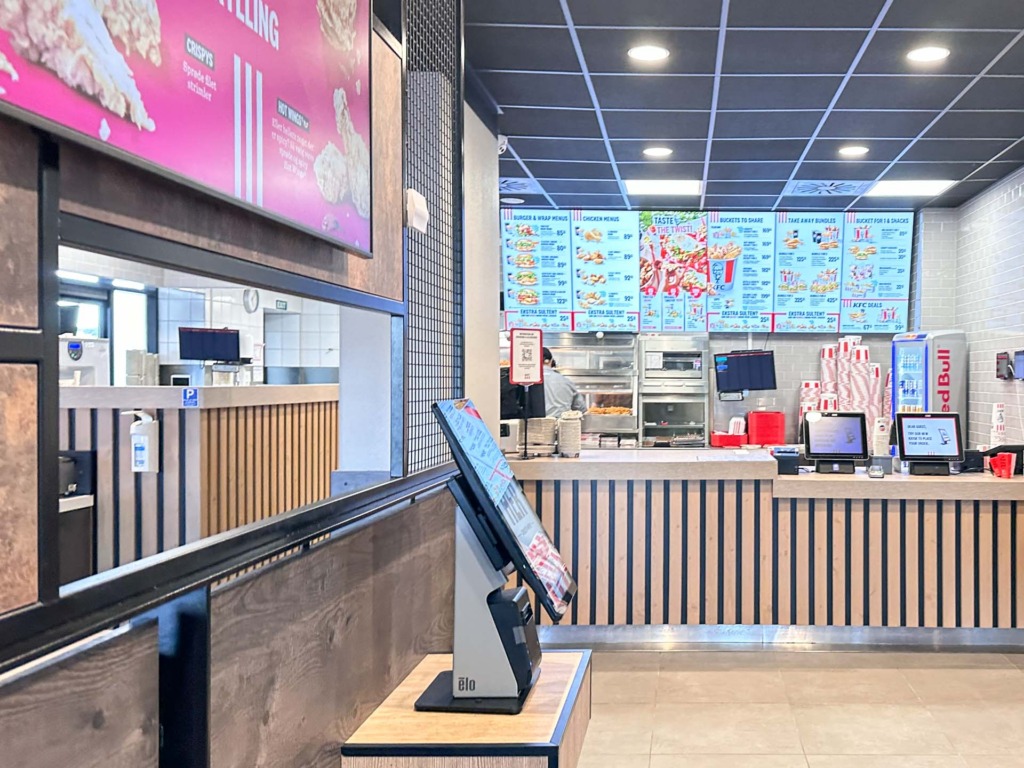 Hos KFC Horsens bestiller du selv mad og drikke og henter det ved disken.