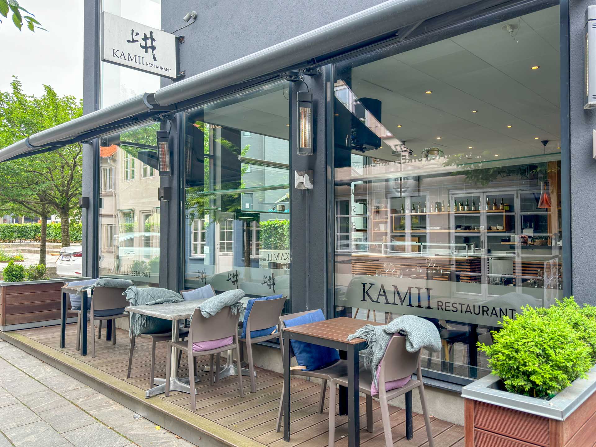 Kamii har servering udenfor.