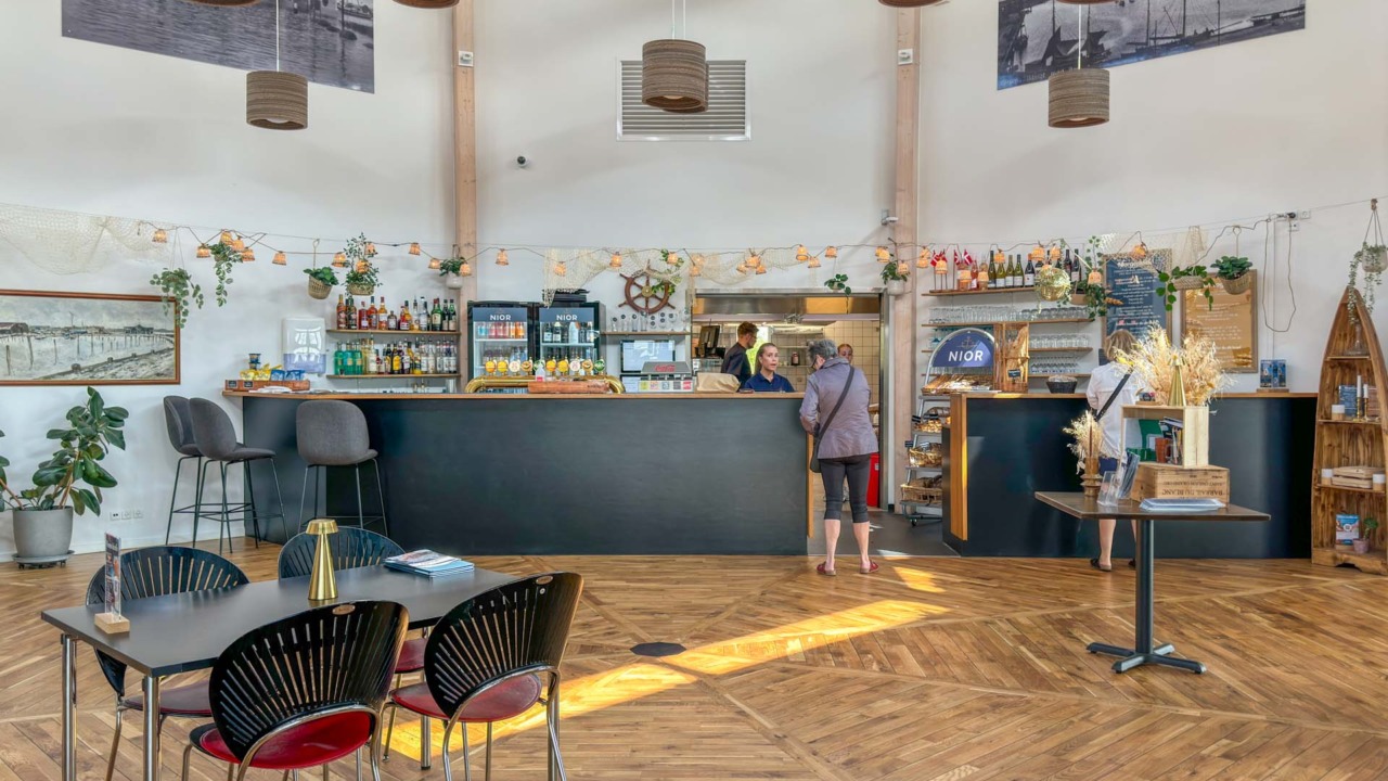 Nior Bistro er en stor restaurant med flere afdelinger.