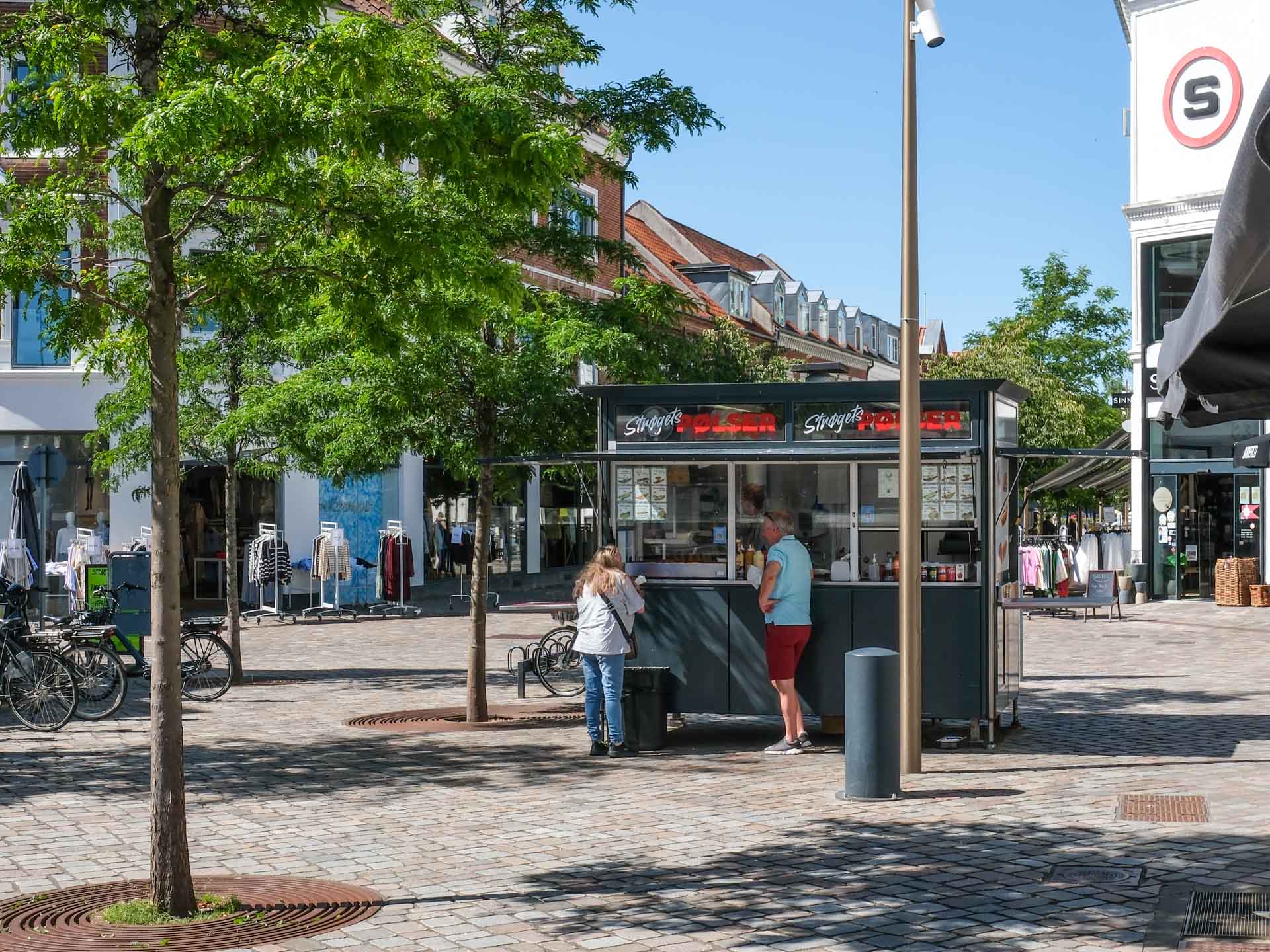 Strøgets Pølser ligger på Strøget i Søndergade