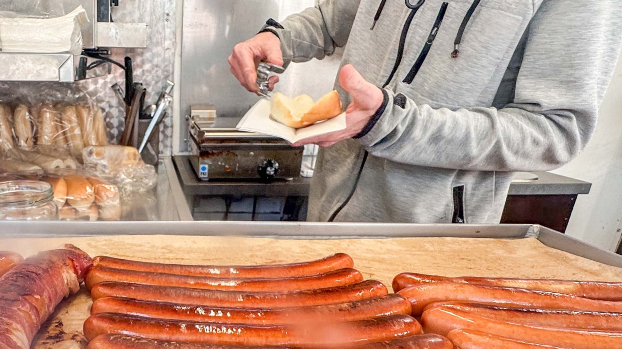 Snup en ristet pølse hos Strøgets Pølser i Horsens.