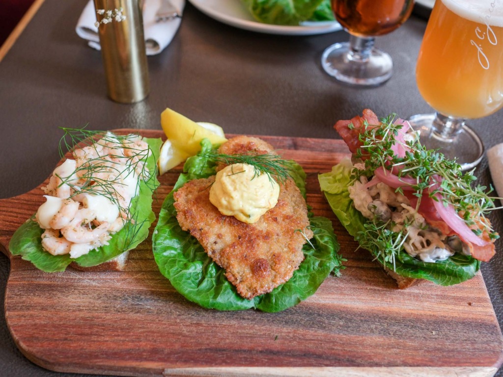 Tre stykker smørrebrød hos Eydes i Vejle.