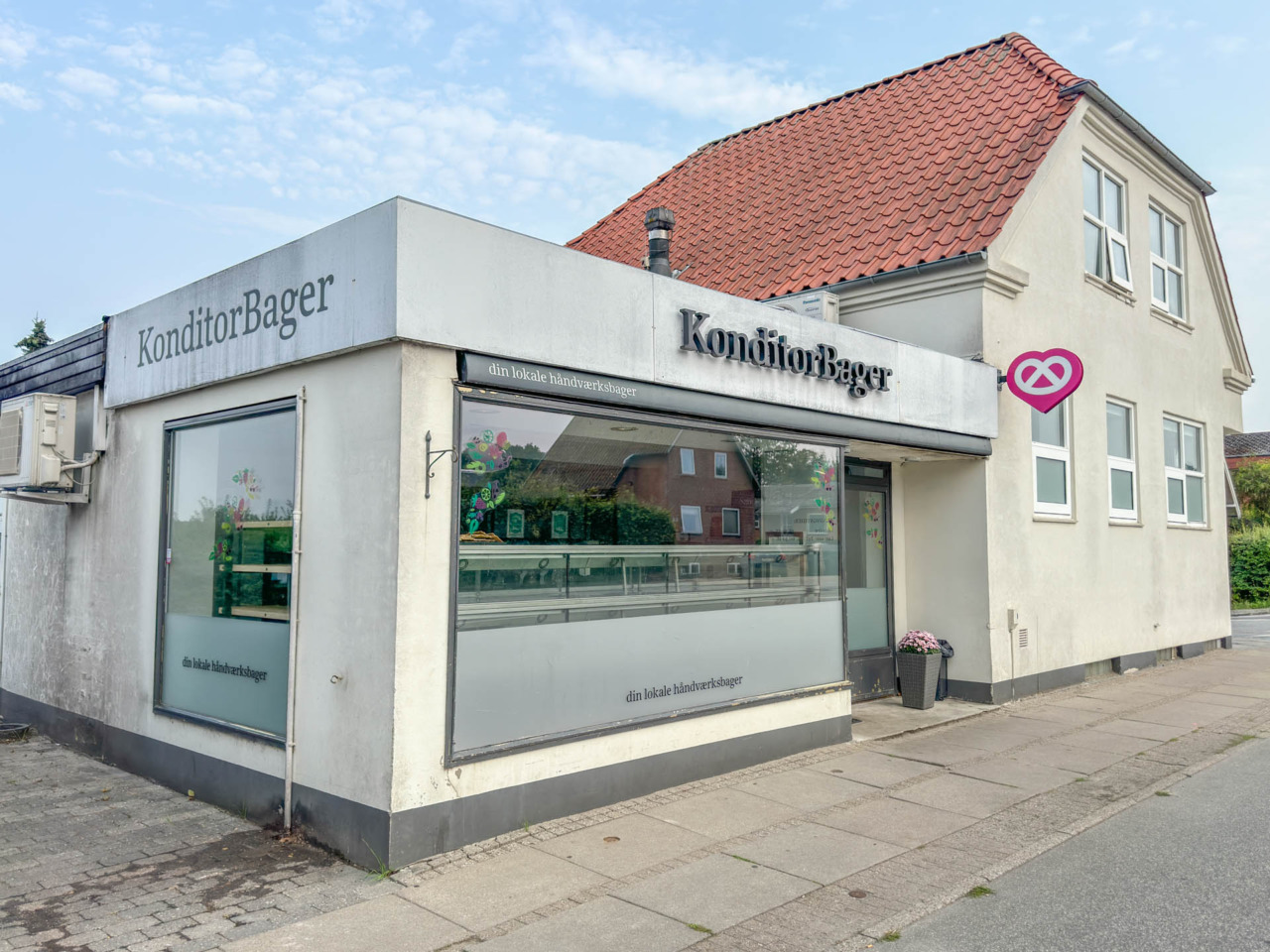KonditorBager Horsens ligger på Bjerrevej og har parkering lige foran.