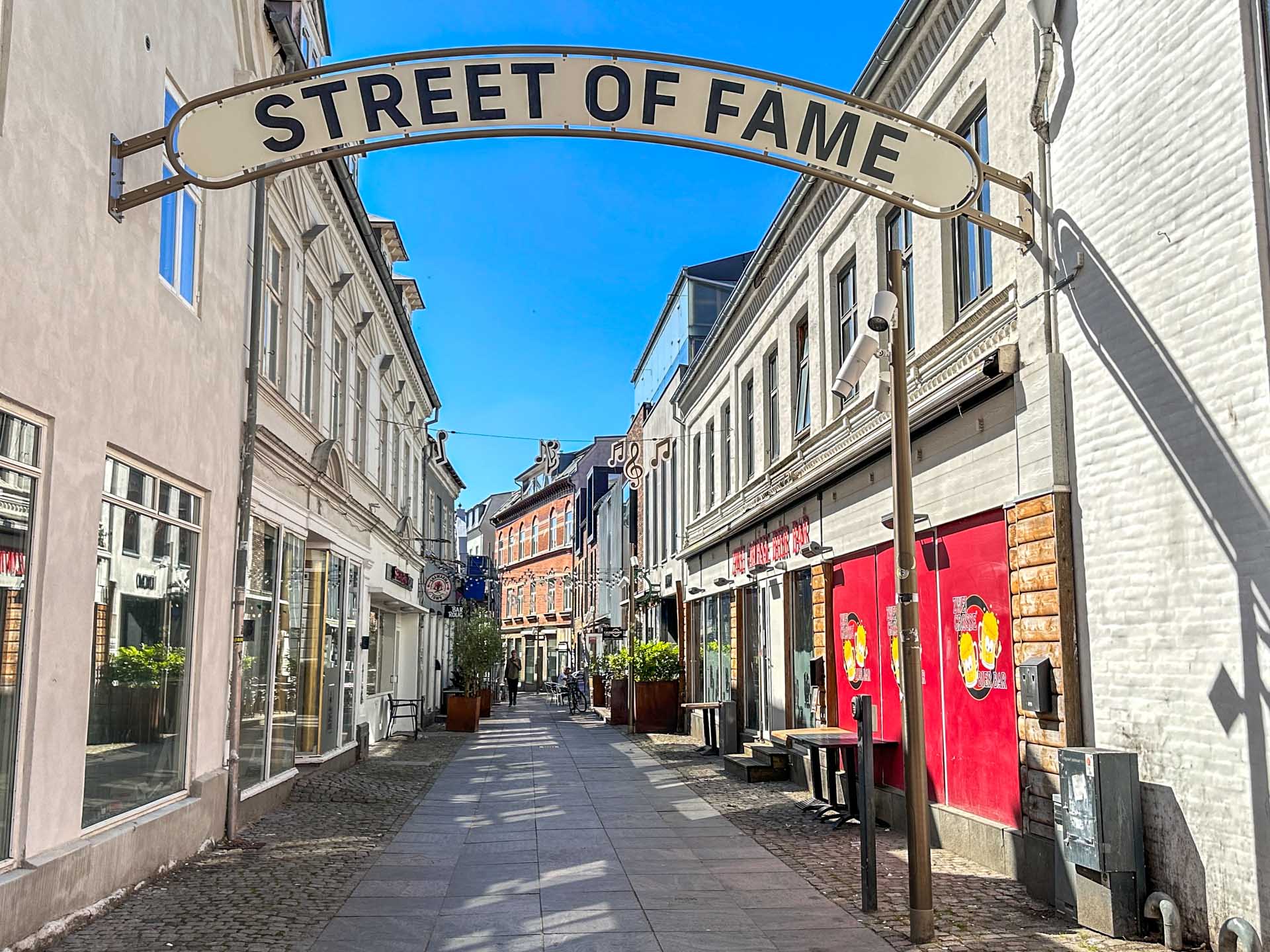 Zwei Grosse Bier Bar ligger over for Bjørns, som ligger på Street of fame i Horsens.