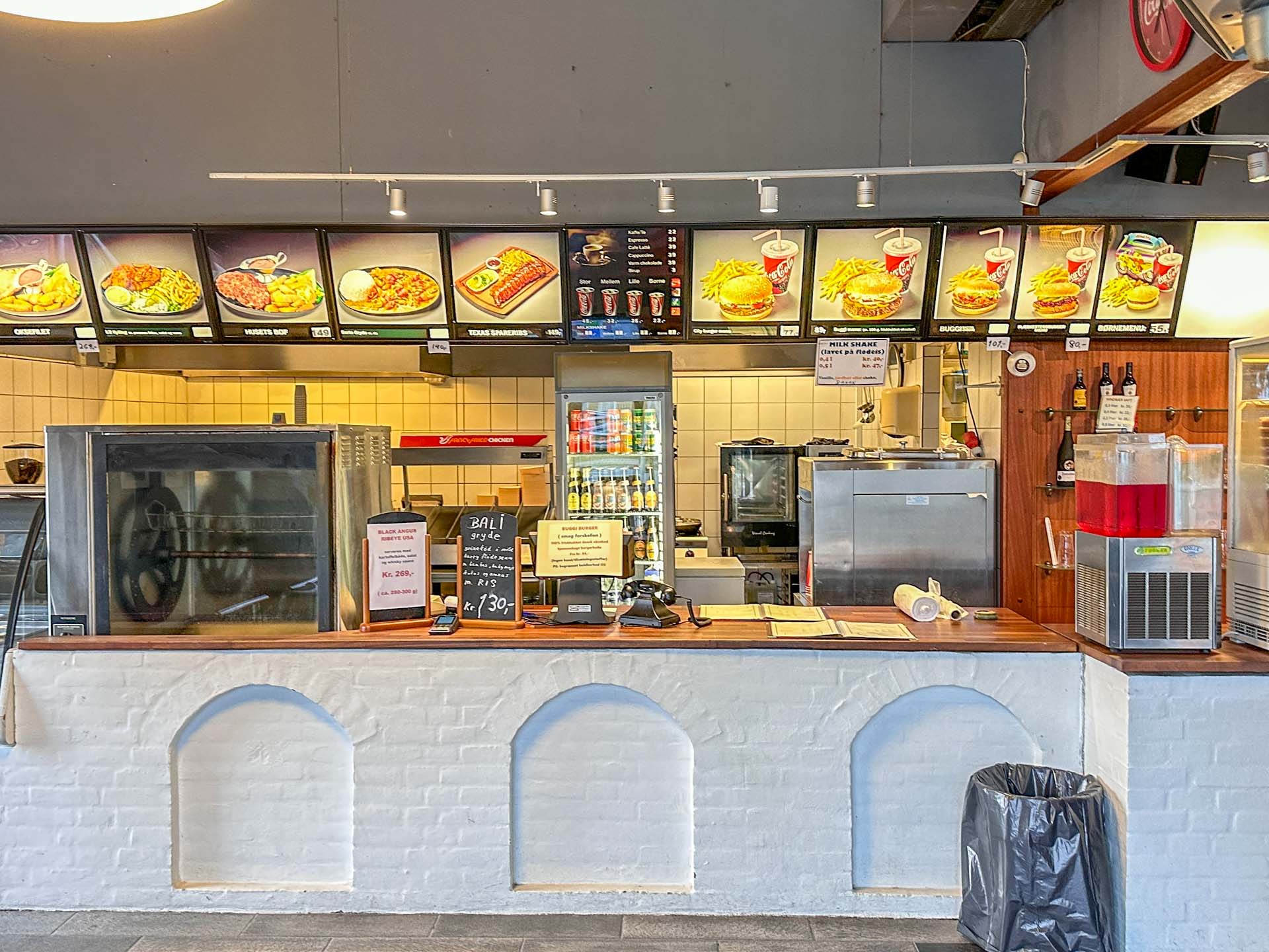 Menukortet hos Bossen og Bumsen hænger ved disken.