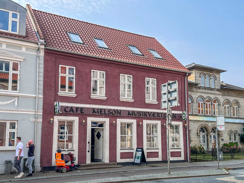 Cafe Melson er et værtshus med livemusik.