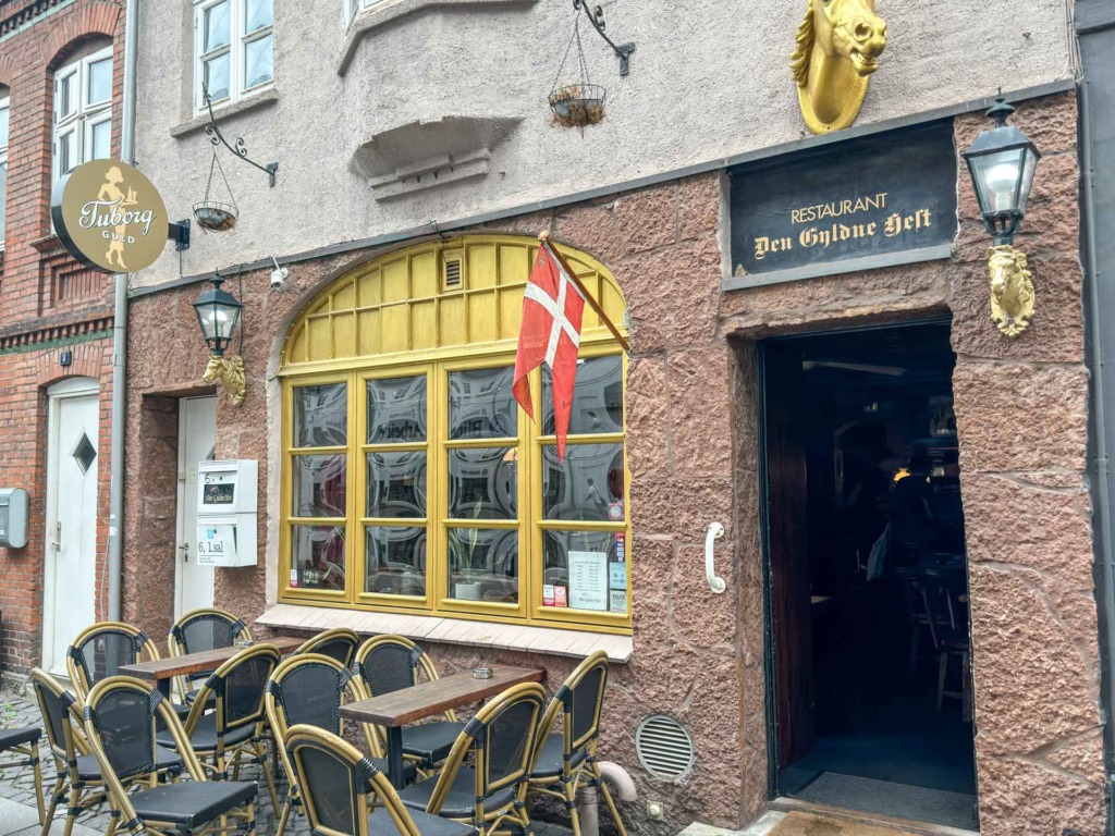 Restaurant Den Gyldne Hest ligger på Thonbogade i Horsens.