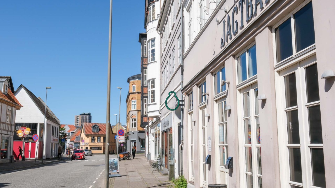 Jagtbar er stor og har åbent få dage i ugen.