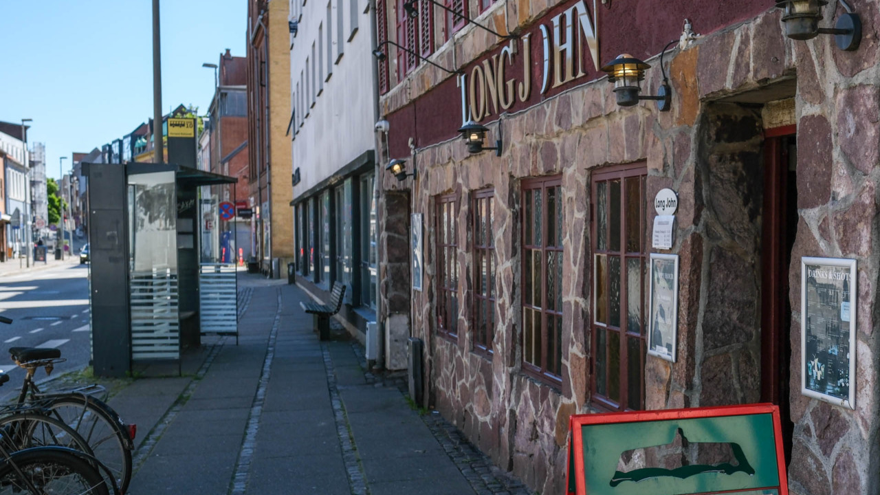 Long John ligger i en flot bygning.